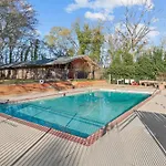 Classic City Getaway At Stadium Village