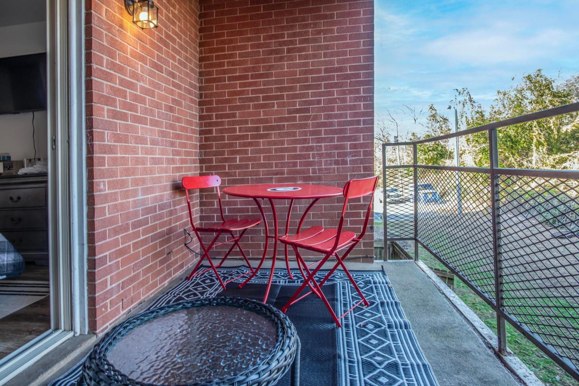 Classic Getaway At Stadium Village * Athens